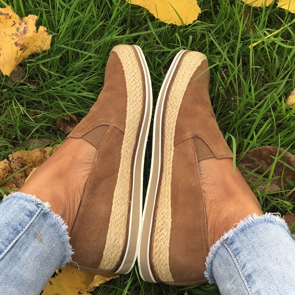 Shoes - ✅SALE ✅❤️Adorable Lands end Suede Slip On❤️